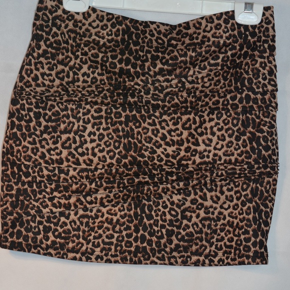 Lepoard It has small pleats in the body of Miniskirt. Stretch SZ 12 Qed London - Picture 2 of 5